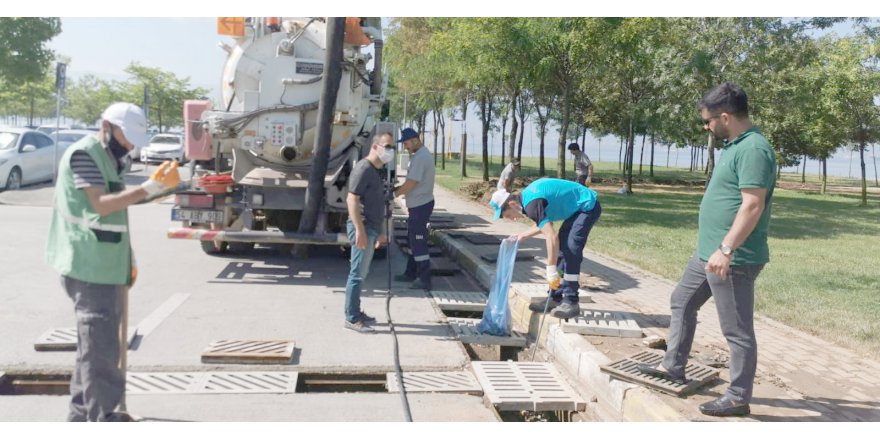 Yağmur Suyu Kanalları Temizleniyor