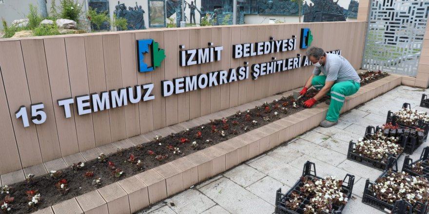 İzmit’in parklarında rengârenk çiçekler açtı