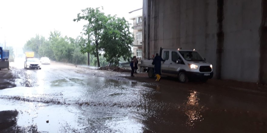 İzmit Belediyesinden sağanak yağışa ikinci günde de anında müdahale