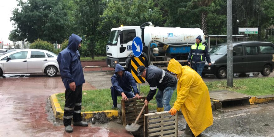 Büyükşehir ekipleri sel ve taşkınlara anında müdahale ediyor