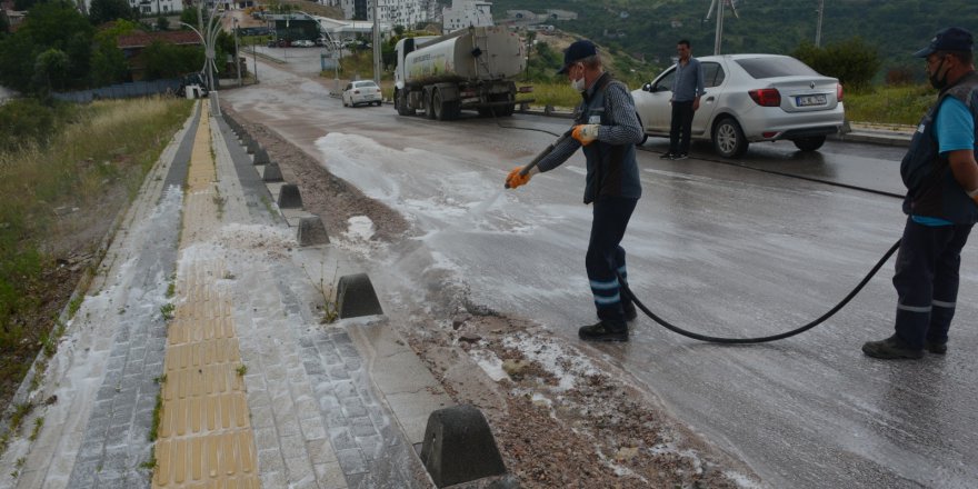 İzmit Belediyesi yağmur sonrası yolları temizliyor