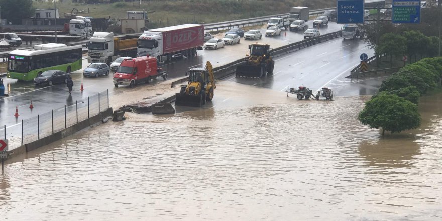 Dilovası'nda ulaşım yağmura teslim oldu