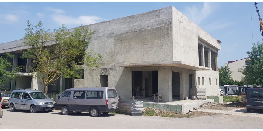 Kandıra yüzme havuzunun çelik montajı yapılıyor