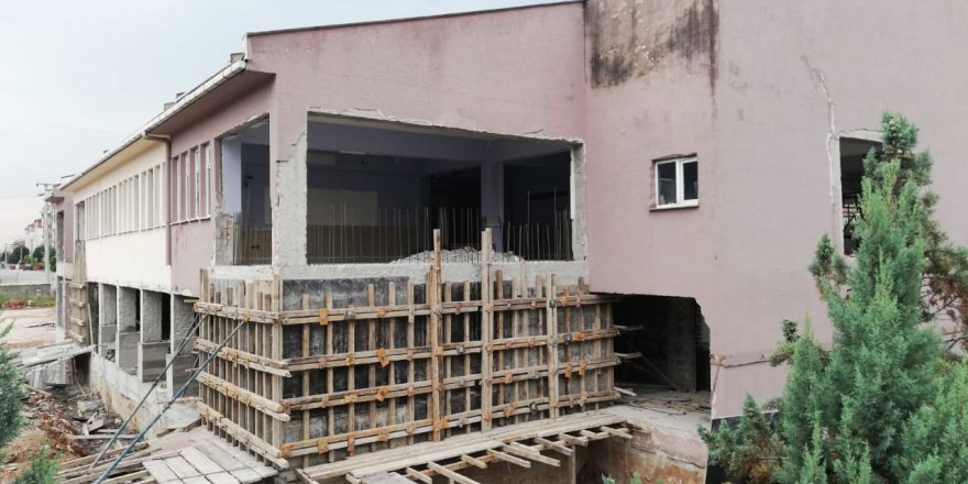 Hasarlı okul binalarının onarımı sürüyor