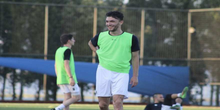 Mustafa, Gölcük ile masaya oturuyor