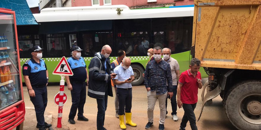 İzmit Belediyesi sağanak sonrası esnaf ve vatandaşı yalnız bırakmadı