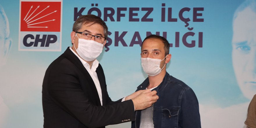 CHP yeni üyelerine rozet taktı