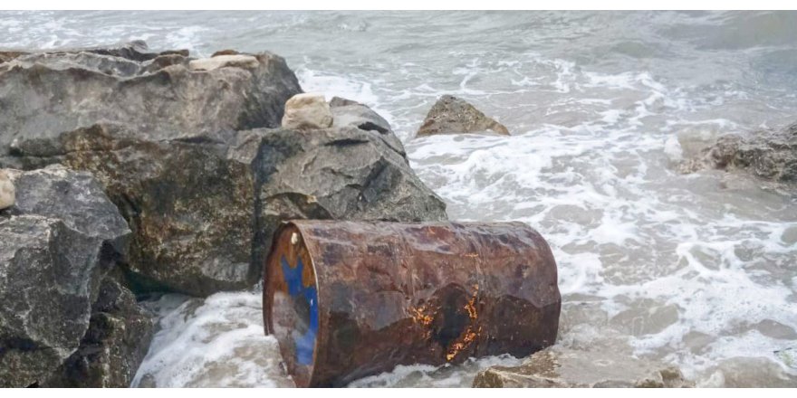 Sahile vuran varil inceleniyor