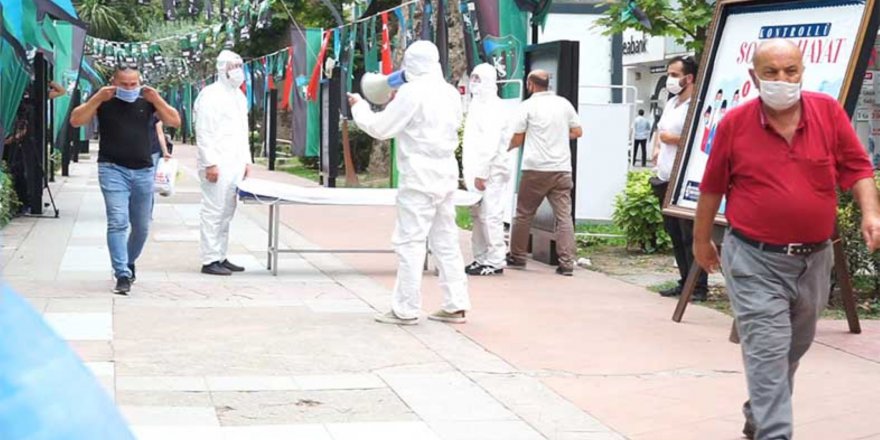 Sedyeyi gören maskesini düzeltti