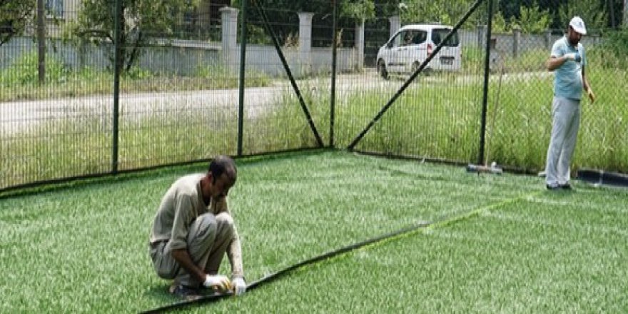 Üç futbol sahasının zemini yenilendi