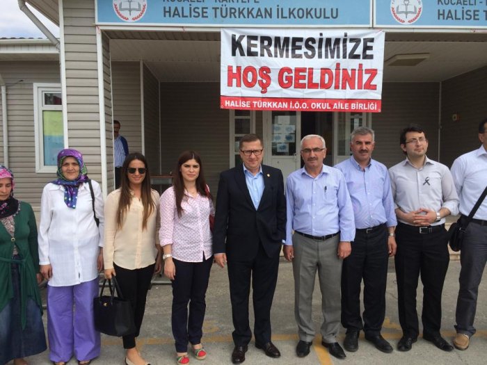 Türkkan kızıyla kermese katıldı