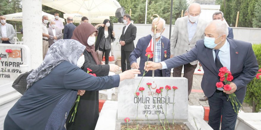 Protokolden şehitlik ziyareti