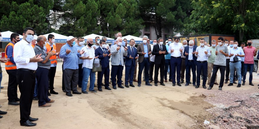 Camii için temel atma töreni