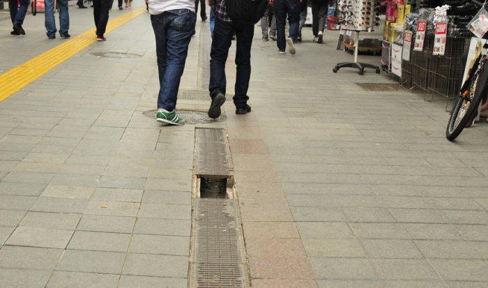 Açık kalan mazgallar tehlike saçıyor