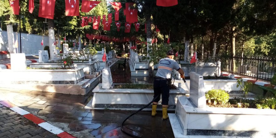 Mezarlıklar bayrama hazır