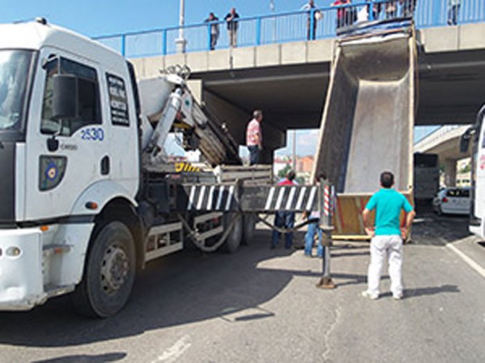 Kamyonun damperi köprüsünde asılı kaldı