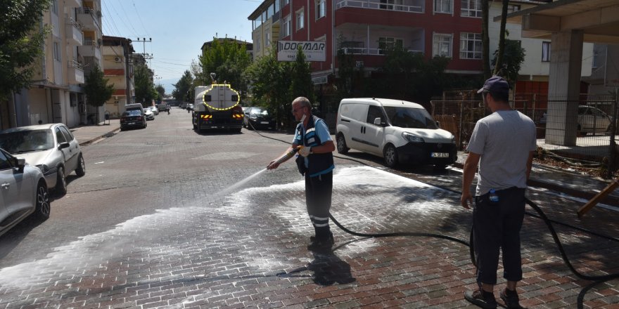Sokaklar yıkanarak dezenfekte edildi