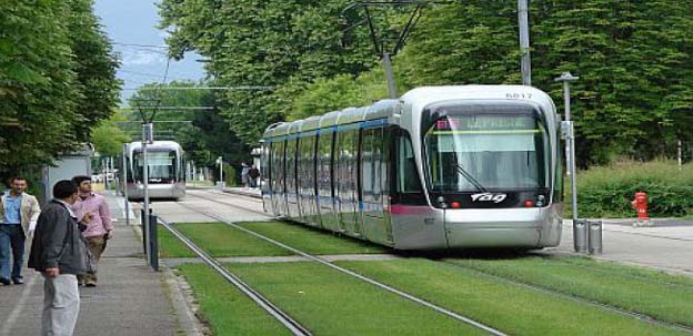 Tramvay yürüyüş yolundan geçecek
