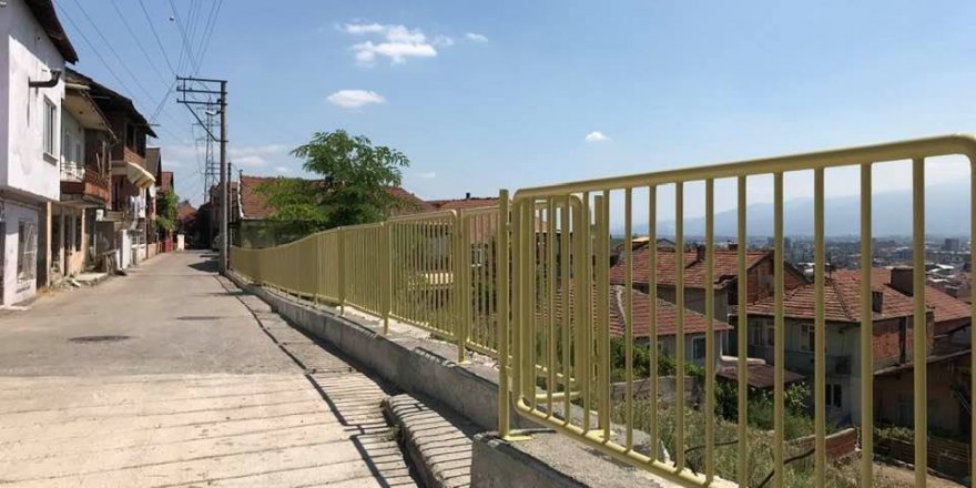 Cadde korkuluklarla artık daha güvenli