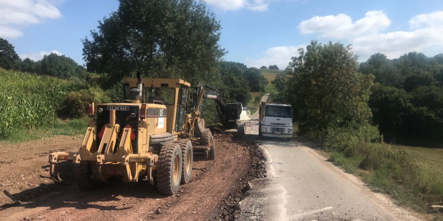 Heyelan nedeni ile bozulan yola müdahale