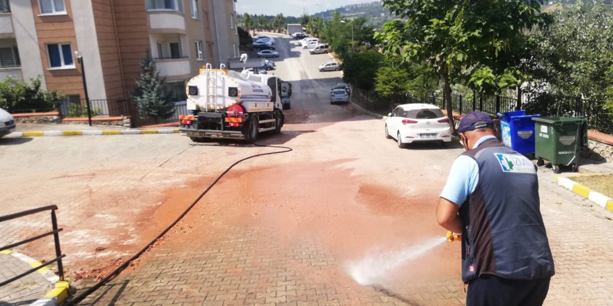 İzmit Belediyesi sokakları dezenfekte ediyor