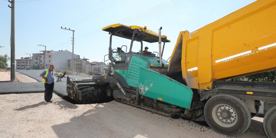 Barış Mahallesi’nde  asfalt serim çalışmaları