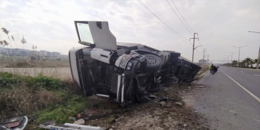 Gebze'de devrilen tırın sürücüsü yaralandı.