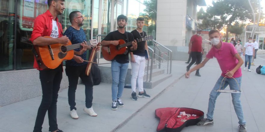 Sokakta şarkı söyleme “suçu” işlediler ve zabıta gelmedi!