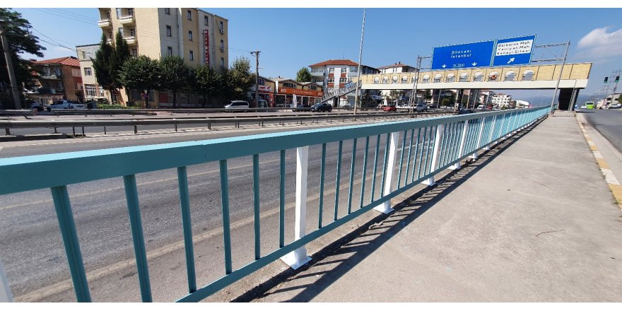 Korkuluklar turkuaz ve beyaza boyandı