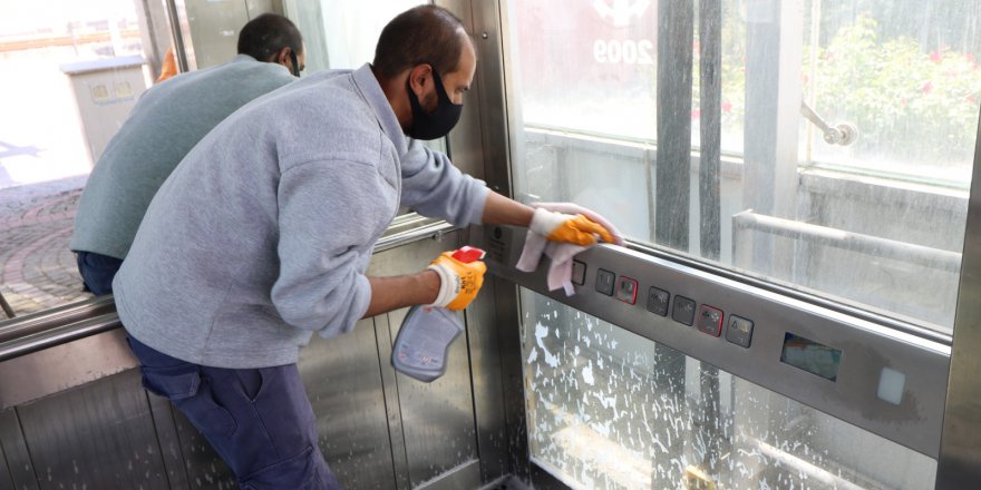 Duraklar ve yaya üstgeçit asansörleri temiz tutuluyor