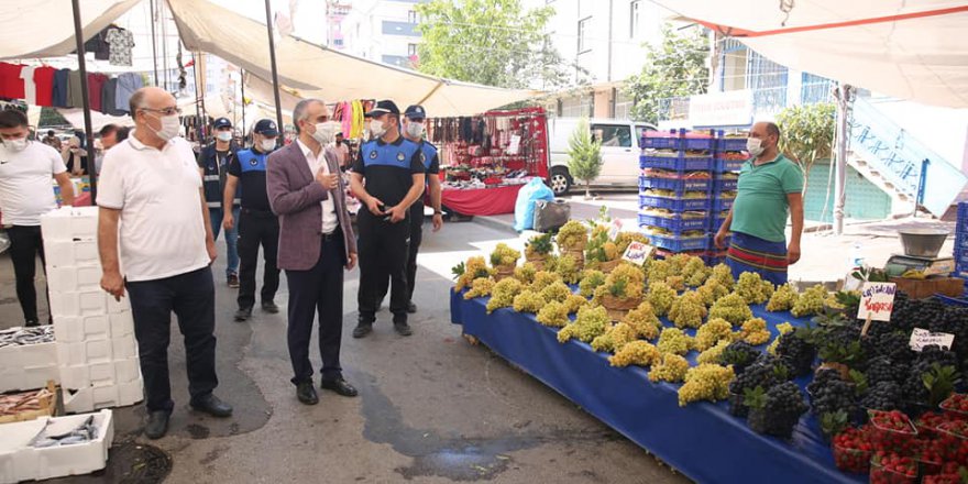 Çiftçi pazarı gezdi, esnafları dinledi