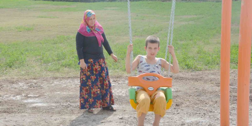 Otizmli Burak salıncağına kavuştu