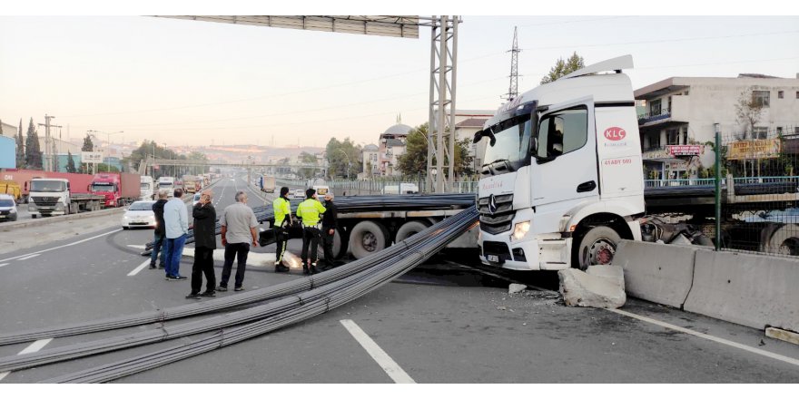 Demir yüklü Tır devrildi