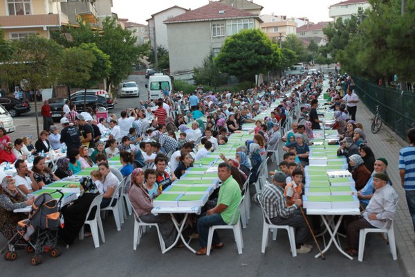 Güzeller konu komşu bereket sofrasında!