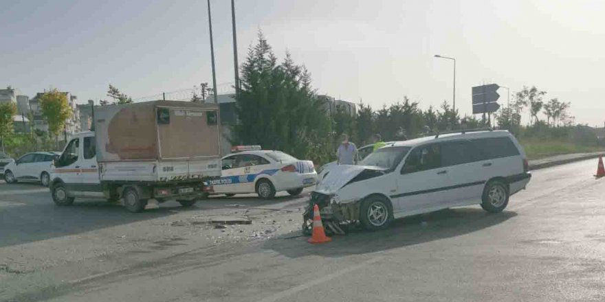 Otomobille kamyonetin çarpıştı:  1 yaralı