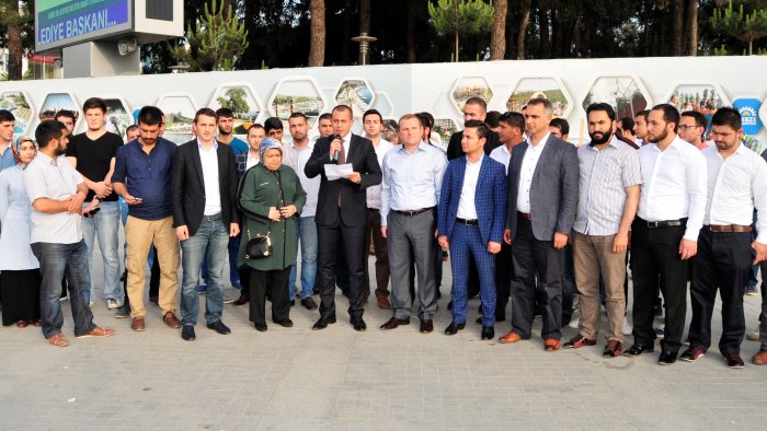 AKP’li gençler Menderes ve arkadaşlarını andı