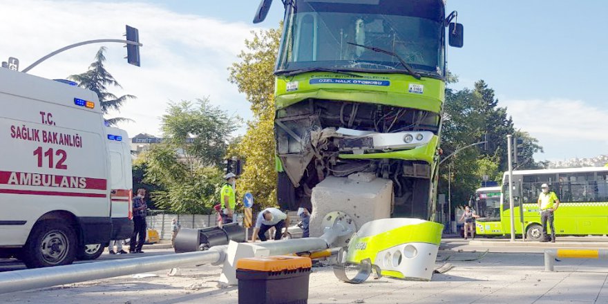 Özel halk midibüsü ile hafif ticari araç çarpıştı: 7 yaralı