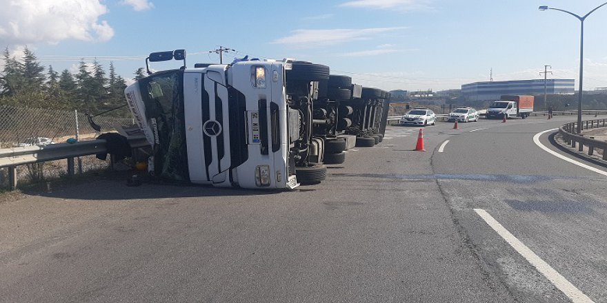 Levha yüklü tır devrildi: 3 yaralı