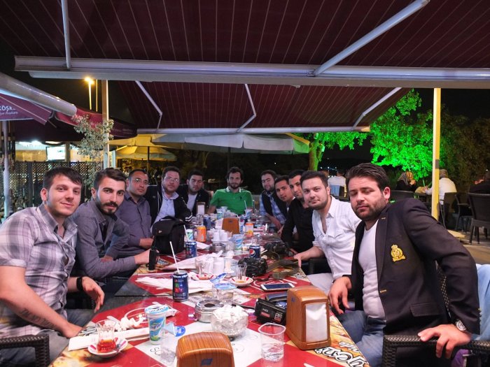 Gazeteci arkadaşlarından Gökhan’a veda yemeği