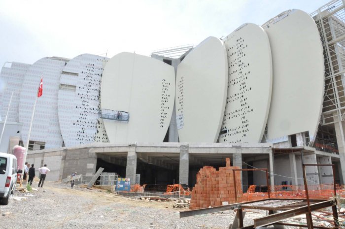 Yarıda kalan kültür merkezi inşaatına yeniden başladı