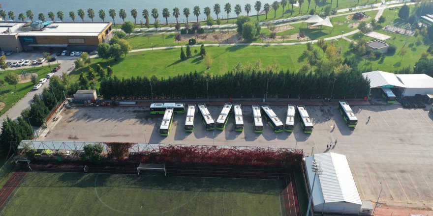 Otobüslerle temizlik, maske  ve mesafe koreografisi