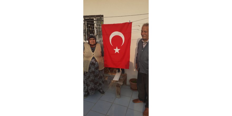 Çayırova’da Türk bayrağı dağıtıldı