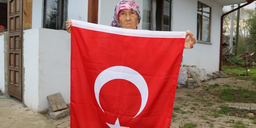 85 yaşındaki ninenin  bayrak sevgisi