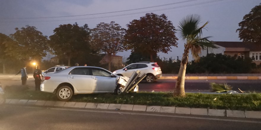 Aydınlatma direğine çarptı!