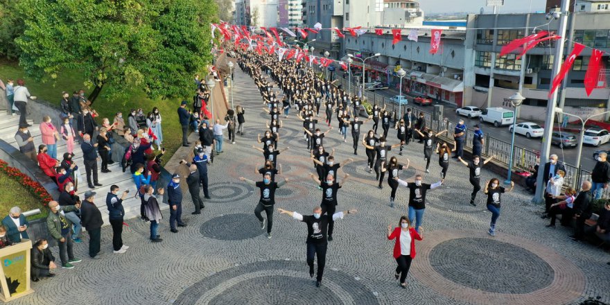 1000 kişi Cumhuriyet Bayramı'nı  zeybek oynayarak kutladı