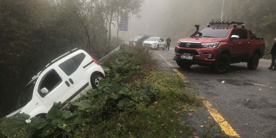 Ormanlık alana düşmemesi  için aracı pikabına bağladı!