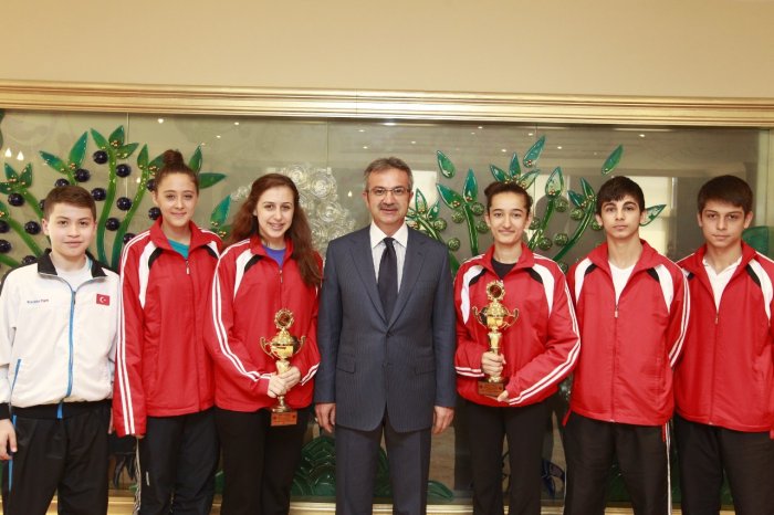 Şampiyon genç karateciler kupalarını Köşker’e getirdi