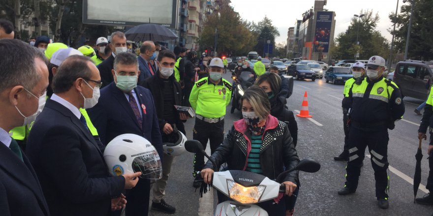 Sürücülere kask hediye edildi.