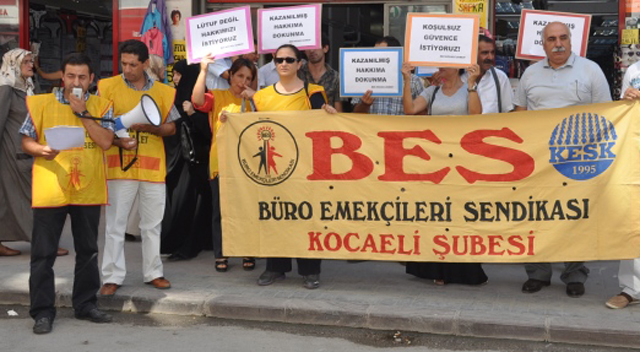 Hükümet anayasayı ihlal ediyor