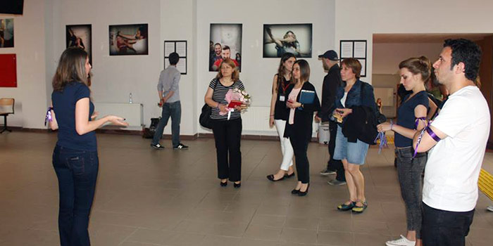 KOÜ’lü öğrencilerden 'kadına şiddet' sergisi